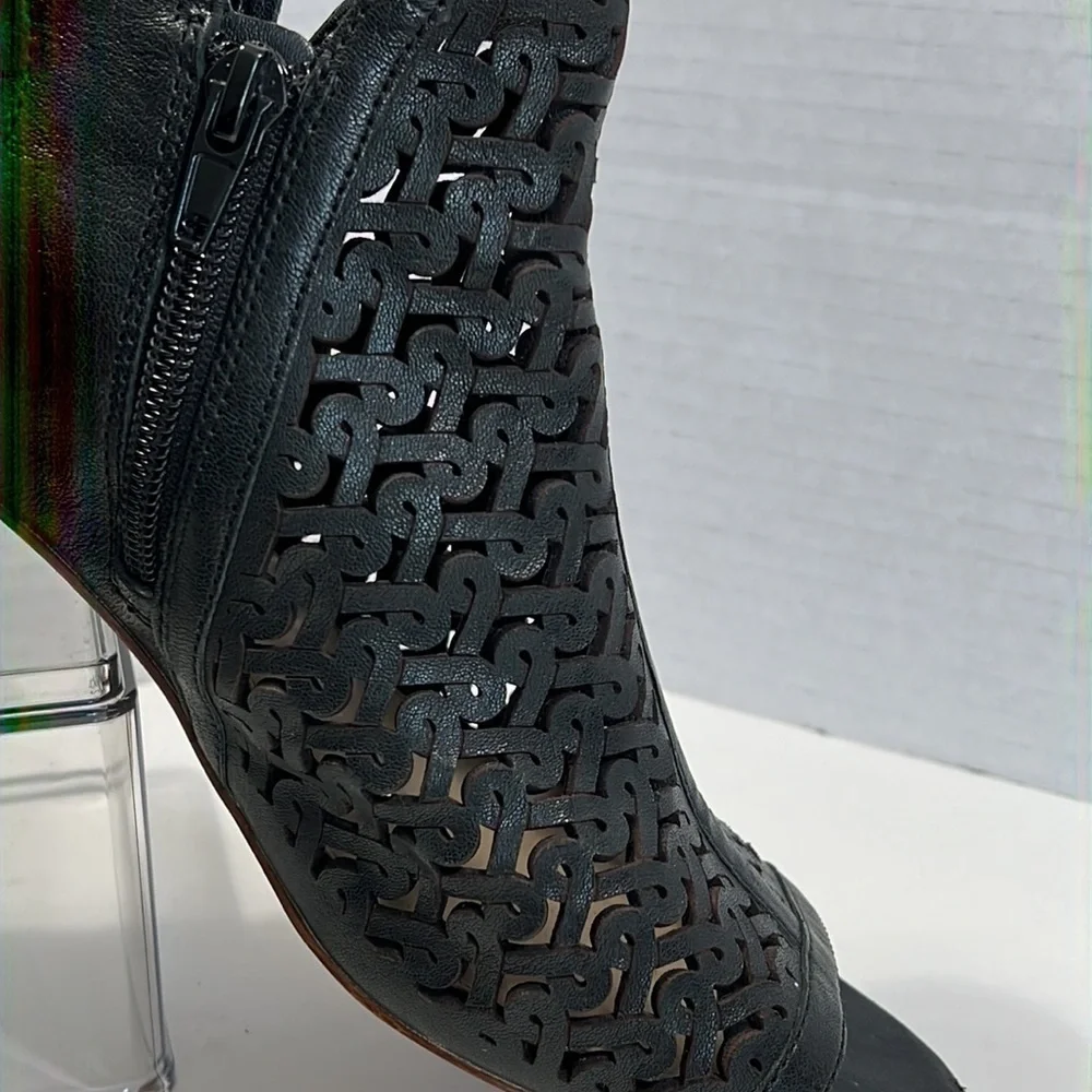 Vince Camuto Sternat “shooties”.